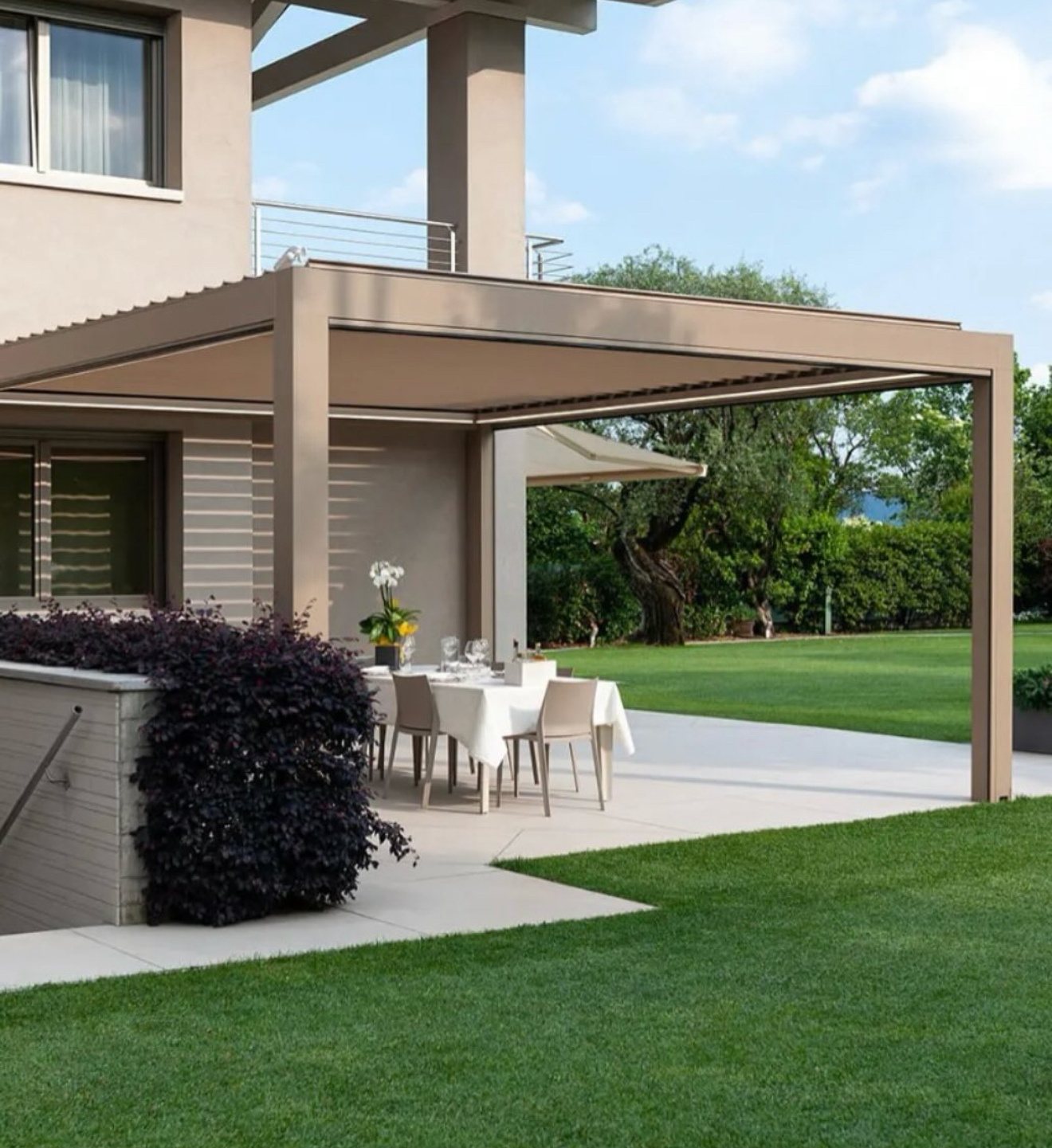 Pergola bioclimatica in giardino