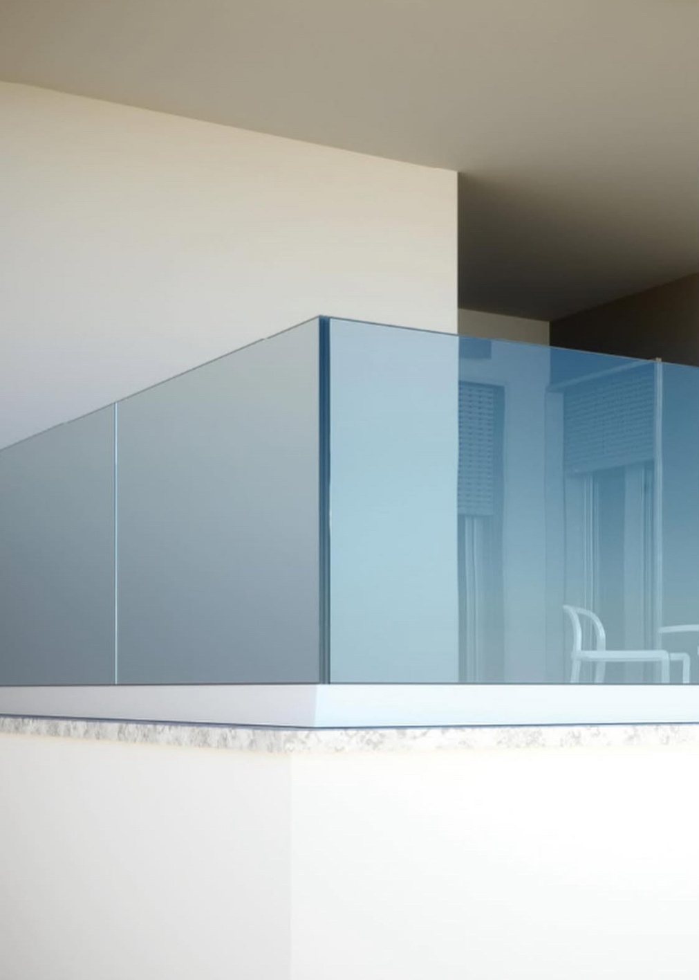 Edificio con facciata in alluminio e ampie superfici vetrate