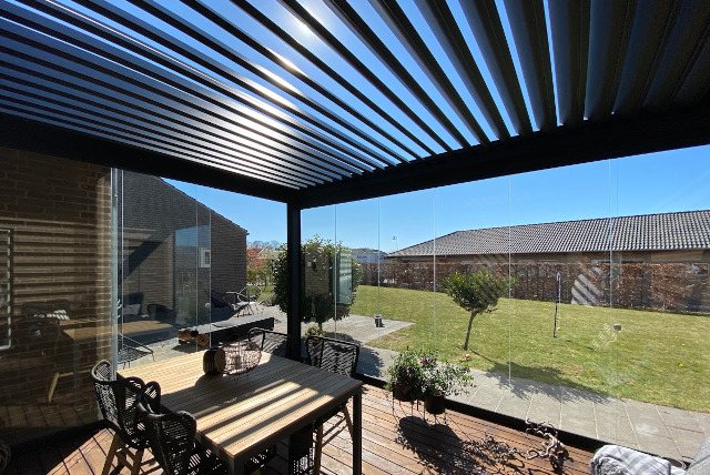 Pergola bioclimatica addossata